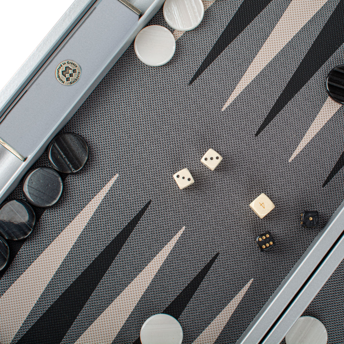 Ensemble de backgammon premium 33 cm – Format voyage – Planche noire, points blancs et bleus astraux Ensemble de backgammon premium 33 cm – Format voyage – Planche noire, points blancs et bleus astraux